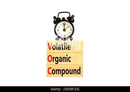 VOC-Symbol für flüchtige organische Verbindungen. Konzeptworte VOC flüchtige organische Verbindung auf schönen Holzblöcken. Schöner weißer Hintergrund. Geschäftliche VOC Stockfoto