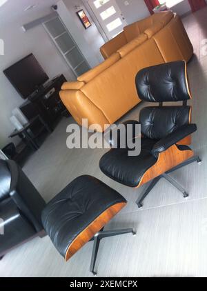 Der ikonische, authentische Herman Miller Eames Lounge Chair und Ottoman Stockfoto