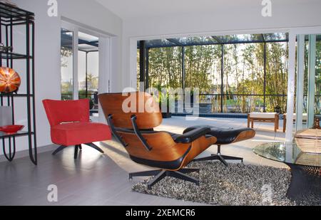 Der ikonische, authentische Herman Miller Eames Lounge Chair und Ottoman Stockfoto