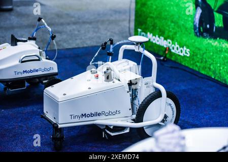 Melbourne, Australien. Juni 2024. TinyMobileRobots mit Robotern aus dem Sportbereich, die während der National Sports & Physical Activity Convention (NSC) | IAKS 2024 im Melbourne Convention and Exhibition Centre gezeigt wurden. Die Veranstaltung bringt das gesamte Sportsystem unter einem Dach, wie Freizeit, Finanzen und Technologie, Zusammenarbeit, Wissensaustausch und Aufbau wertvoller Geschäftsbeziehungen. (Foto: Alexander Bogatyrev/SOPA Images/SIPA USA) Credit: SIPA USA/Alamy Live News Stockfoto