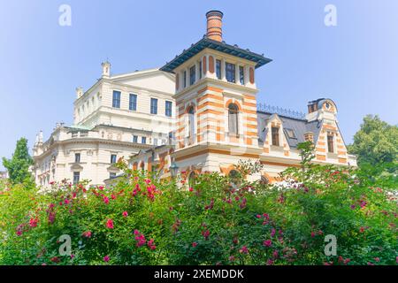 Ein wunderschönes Gebäude mit dekorativen Elementen mit ungewöhnlicher exquisiter Architektur, mit Stuck an der Fassade. Stockfoto