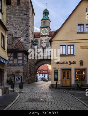 Der berühmte Markusturm in der Altstadt von Rothenburg ob der Tauber wurde durch eine vertikale Aufnahme erfasst. Stockfoto