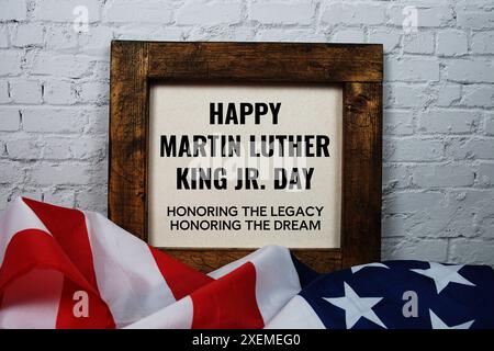 Happy Martin Luther King Jr Day Text Messege mit USA Flagge auf hölzernem Hintergrund Stockfoto