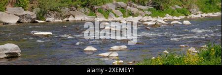 Wunderschöne Landschaft eines wilden Bergflusses mit felsigen Ufern. Stockfoto