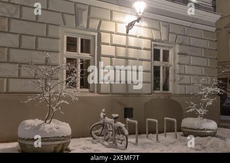 Ein schneebedeckter Winterabend in der Stadt vor Weihnachten. Stockfoto