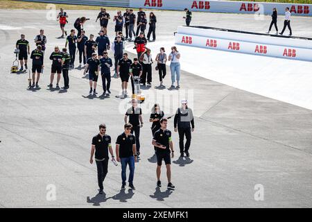 Portland, Etats Unis. Juni 2024. Nissan Formula E Team, Driver Track Walk, während des Portland ePrix 2024, 9. Treffens der ABB FIA Formel E Weltmeisterschaft 2023-24, auf dem Portland International Raceway vom 28. Bis 30. Juni 2024 in Portland, USA - Foto Frédéric Le Floc'h/DPPI Credit: DPPI Media/Alamy Live News Stockfoto