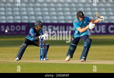 Hivin Kenula aus Sri Lanka (nicht im Bild) nimmt den Wicket von Luc Benkenstein (rechts) während des ersten One-Day-Spiels der Jugend auf dem Cloud County Ground in Chelmsford ein. Bilddatum: Donnerstag, 28. Juni 2024. Stockfoto