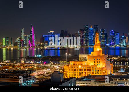 Skyline von Doha bei Nacht, Doha, Katar Stockfoto