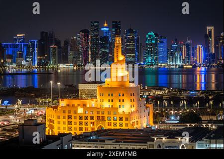 Skyline von Doha bei Nacht, Doha, Katar Stockfoto