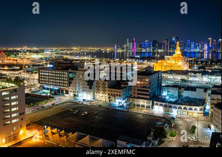 Skyline von Doha bei Nacht, Doha, Katar Stockfoto