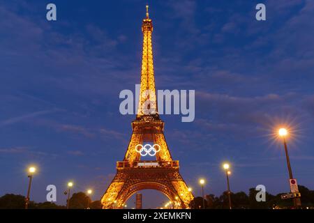 Der nächtliche Blick auf den Eiffelturm mit den Olympischen Ringen der Olympischen Spiele 2024 in Paris. Es ist das meistbesuchte Monument der Welt, das sich in der 7. Straße befindet Stockfoto