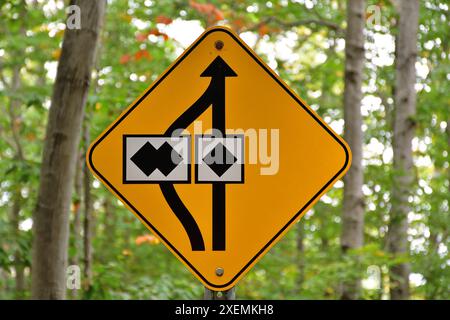 Achtung gelbes Sicherheitsschild. Wählen Sie Ihren Weg zwischen Experte und Extreme. Schwarzer Diamant versus doppelter schwarzer Diamant. Bewertungsschild für Mountainbiketouren. Co Stockfoto