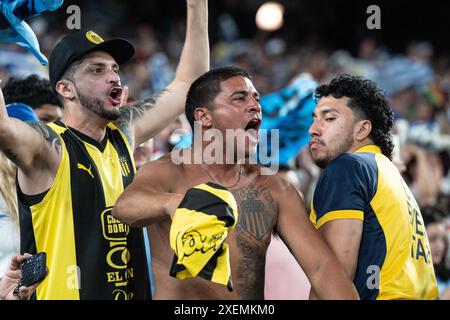 East Rotherford, Usa. Juni 2024. Die Fans reagieren während des Gruppenspiels zwischen Uruguay und Bolivien während des Copa America Turniers im MetLife Stadion in East Rutherford, New Jersey. Uruguay gewann 5–0 (Foto: Lev Radin/Pacific Press) Credit: Pacific Press Media Production Corp./Alamy Live News Stockfoto