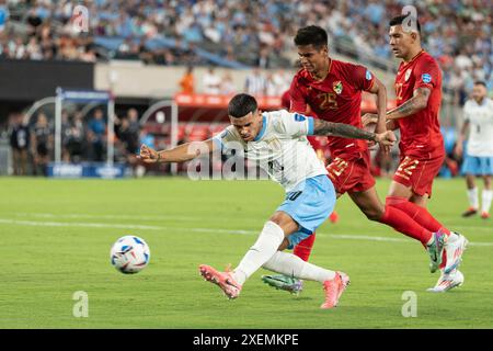 East Rotherford, Usa. Juni 2024. Maximiliano Araujo aus Uruguay (20) schießt den Ball während des Gruppenspiels zwischen Uruguay und Bolivien während des Copa America Turniers im MetLife-Stadion. Uruguay gewinnt mit 5:0. (Foto: Lev Radin/Pacific Press) Credit: Pacific Press Media Production Corp./Alamy Live News Stockfoto