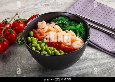 Hawaian Cuisine – Poke mit Cocktailgarnelen und Avocado Stockfoto