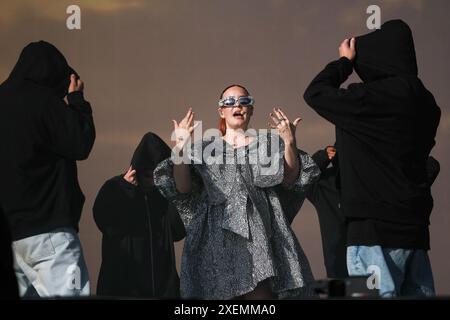 Glastonbury, Großbritannien. Juni 2024. Anne-Marie Rose Nicholson hat am Freitag des 2024 Glastonbury Festivals auf der Other Stage auf der Worthy Farm, Somerset, gesehen. Foto von Julie Edwards Credit: JEP Celebrity Photos/Alamy Live News Stockfoto