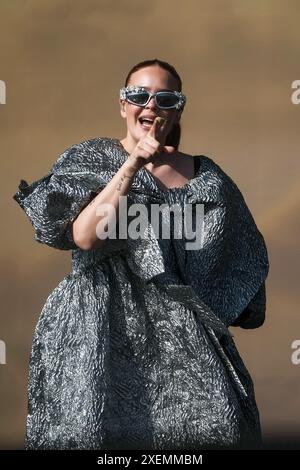 Glastonbury, Großbritannien. Juni 2024. Anne-Marie Rose Nicholson hat am Freitag des 2024 Glastonbury Festivals auf der Other Stage auf der Worthy Farm, Somerset, gesehen. Foto von Julie Edwards Credit: JEP Celebrity Photos/Alamy Live News Stockfoto