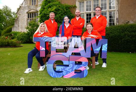 Team GB Olympisches Schießteam von links nach rechts Amber Rutter, Nathan Hales, Seonaid McIntosh, Michael Bargeron, Lucy Hall, Matt Coward-Holley während der Ankündigung des Teams GB Paris 2024 im Bisham Abbey National Sports Centre, Marlow. Bilddatum: Freitag, 28. Juni 2024. Stockfoto