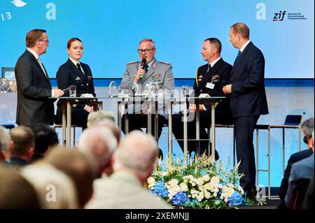 Ausgezeichnete - Peacekeeping 2024 EUR, Deutschland, Berlin, 27.06.2024: V.l.n.r. Bundesverteidigungsminister Bori Pistorius, Stabsbootsmann Maik Henningsen, Oberleutnant zur See Katrin lange, Oberstleutnant Michael Diers und Henning Otte - Verteidigungsausschuss. Am Tag des Friedenssicherungssystems . Deutsche Einsatzkräfte bei internationalen Friedensmissionen. Geehrt werden Angehörige von NATO-, EU- und VN-Missionen. Ein Einsatz für Stabilität, Sicherheit und Frieden sowie polizeiliche und militärische Maßnahmen zur Krisenbewältigung. *** Friedenssicherung 2024 EUR, Deutschland, Berlin, 27 06 2024 von l Stockfoto