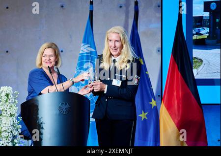 Nancy Faser - Peacekeeping 2024 EUR, Deutschland, Berlin, 27.06.2024: V.l.n.r. Bundesinnenministerin Nancy Faeser SPD gratuliert Kriminalhauptkommissarin Dörthe PapaKonstantinou am Tag des Peacekeepings den Einsatz aller deutschen Einsatzkräfte in internationalen Friedensmissionen. Geehrt werden Angehörige von NATO-, EU- und VN-Missionen. Ein Einsatz für Stabilität, Sicherheit und Frieden sowie polizeiliche und militärische Maßnahmen zur Krisenbewältigung. *** Nancy Faser Friedenssicherung 2024 EUR, Deutschland, Berlin, 27 06 2024 V l l r Bundesinnenministerin Nancy Faeser SPD gratuliert dazu Stockfoto