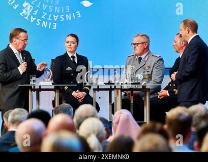 Ausgezeichnete - Peacekeeping 2024 EUR, Deutschland, Berlin, 27.06.2024: V.l.n.r. Bundesverteidigungsminister Bori Pistorius, Stabsbootsmann Maik Henningsen, Oberleutnant zur See Katrin lange, Oberstleutnant Michael Diers und Henning Otte - Verteidigungsausschuss. Am Tag des Friedenssicherungssystems . Deutsche Einsatzkräfte bei internationalen Friedensmissionen. Geehrt werden Angehörige von NATO-, EU- und VN-Missionen. Ein Einsatz für Stabilität, Sicherheit und Frieden sowie polizeiliche und militärische Maßnahmen zur Krisenbewältigung. *** Friedenssicherung 2024 EUR, Deutschland, Berlin, 27 06 2024 von l Stockfoto