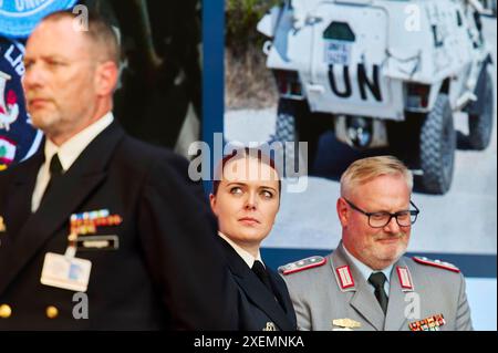 Ausgezeichnete - Peacekeeping 2024 EUR, Deutschland, Berlin, 27.06.2024: V.l.n.r. Stabsbootsmann Maik Henningsen, Oberleutnant zur See Katrin lange und Oberstleutnant Michael Diers. Am Tag des Friedenssicherungssystems . Deutsche Einsatzkräfte bei internationalen Friedensmissionen. Geehrt werden Angehörige von NATO-, EU- und VN-Missionen. Ein Einsatz für Stabilität, Sicherheit und Frieden sowie polizeiliche und militärische Maßnahmen zur Krisenbewältigung. *** Auszeichnung Friedenssicherung 2024 EUR, Deutschland, Berlin, 27 06 2024 von links nach rechts Stab Boatswain Maik Henningsen, erster Lieutenant auf See Katrin lange Stockfoto