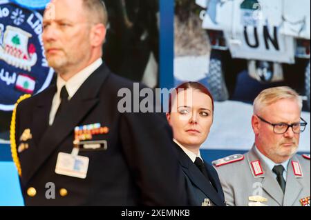 Ausgezeichnete - Peacekeeping 2024 EUR, Deutschland, Berlin, 27.06.2024: V.l.n.r. Stabsbootsmann Maik Henningsen, Oberleutnant zur See Katrin lange und Oberstleutnant Michael Diers. Am Tag des Friedenssicherungssystems . Deutsche Einsatzkräfte bei internationalen Friedensmissionen. Geehrt werden Angehörige von NATO-, EU- und VN-Missionen. Ein Einsatz für Stabilität, Sicherheit und Frieden sowie polizeiliche und militärische Maßnahmen zur Krisenbewältigung. *** Auszeichnung Friedenssicherung 2024 EUR, Deutschland, Berlin, 27 06 2024 von links nach rechts Stab Boatswain Maik Henningsen, erster Lieutenant auf See Katrin lange Stockfoto