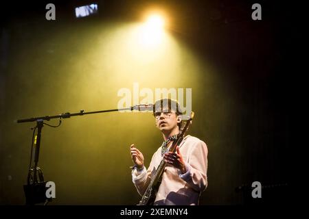 Glastonbury, Großbritannien. Juni 2024. Declan McKenna war auf der Woodsies Stage am Freitag des 2024 Glastonbury Festival in Worthy Farm, Somerset Picture von Julie Edwards Credit: JEP Celebrity Photos/Alamy Live News zu sehen Stockfoto