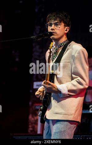 Glastonbury, Großbritannien. Juni 2024. Declan McKenna war auf der Woodsies Stage am Freitag des 2024 Glastonbury Festival in Worthy Farm, Somerset Picture von Julie Edwards Credit: JEP Celebrity Photos/Alamy Live News zu sehen Stockfoto