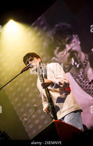 Glastonbury, Großbritannien. Juni 2024. Declan McKenna war auf der Woodsies Stage am Freitag des 2024 Glastonbury Festival in Worthy Farm, Somerset Picture von Julie Edwards Credit: JEP Celebrity Photos/Alamy Live News zu sehen Stockfoto