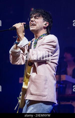 Glastonbury, Großbritannien. Juni 2024. Declan McKenna war auf der Woodsies Stage am Freitag des 2024 Glastonbury Festival in Worthy Farm, Somerset Picture von Julie Edwards Credit: JEP Celebrity Photos/Alamy Live News zu sehen Stockfoto