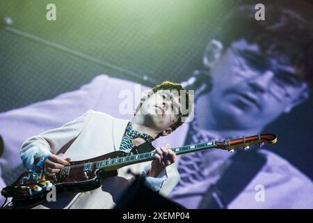 Glastonbury, Großbritannien. Juni 2024. Declan McKenna war auf der Woodsies Stage am Freitag des 2024 Glastonbury Festival in Worthy Farm, Somerset Picture von Julie Edwards Credit: JEP Celebrity Photos/Alamy Live News zu sehen Stockfoto