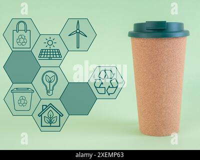 Wiederverwendbarer Becher mit einer Reihe von Umgebungssymbolen in Sechsecken. Stockfoto