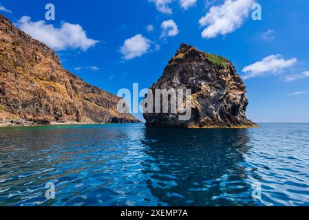 Küstenblick auf die fraglione Felsformation entlang der zerklüfteten Klippen vor der Küste der Insel Pantelleria im Mittelmeer Stockfoto