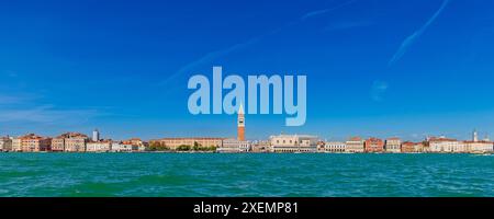 Blick auf die Stadt Venedig mit dem Campanile di San Marco und dem Markusplatz über den Canal Grande in Bacino di San Marc... Stockfoto