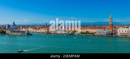 Atemberaubende aussicht auf die Stadt Venedig mit Markusplatz und Chiesa Santa Maria della Salute in Punta della Dogana, Blick vom Glockenturm... Stockfoto