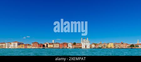 Blick auf die Kirche von Gesuati (Santa Maria del Rosario) auf dem Giudecca-Kanal mit dem Fondamenta delle Zattere im Venetanischen Lago... Stockfoto