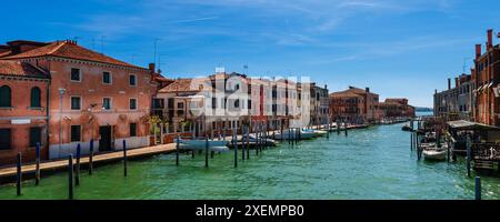 Malerischer Blick auf einen ruhigen Kanal auf Giudecca, einer Insel in der Lagune von Venedig, Veneto, Italien Stockfoto