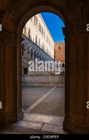 Außenarchitektur des Dogenpalastes in Venedig; Venedig, Italien Stockfoto