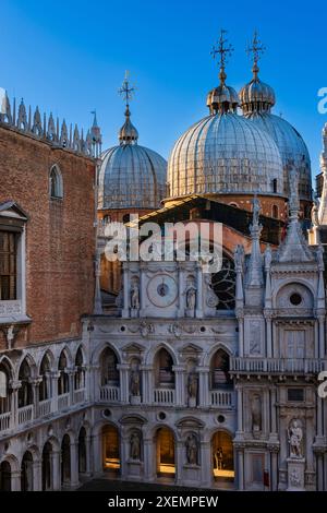 Innenhof des Dogenpalastes und Blick auf die Kuppeln der Markusbasilika in Venedig; Venedig, Italien Stockfoto