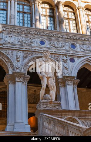 Neptun-Statue auf der Riesentreppe im Innenhof des Dogenpalastes am Markusplatz in Venedig; Venedig, Italien Stockfoto