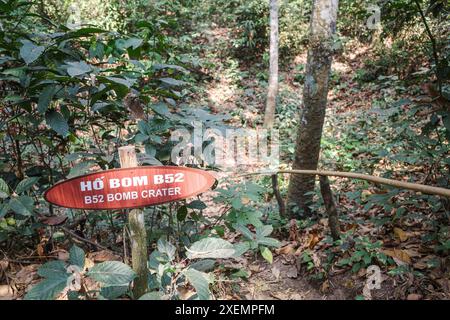 Hi Chi Minh City, Vietnam - 2. Februar 2024: Krater einer Bombe, die von einem amerikanischen B52 Bomber in der Nähe der Cu Chi Tunnel in Vietnam gefallen ist Stockfoto