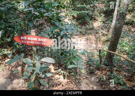 Hi Chi Minh City, Vietnam - 2. Februar 2024: Krater einer Bombe, die von einem amerikanischen B52 Bomber in der Nähe der Cu Chi Tunnel in Vietnam gefallen ist Stockfoto