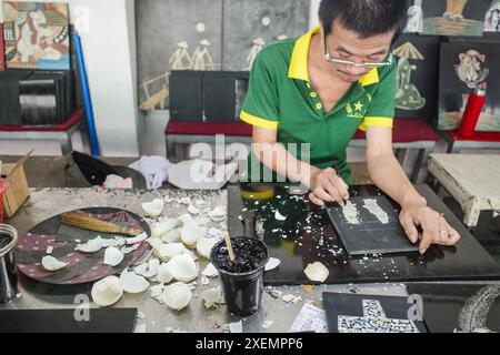 Ho-Chi-Minh-Stadt, Vietnam - 2. Februar 2024: Perlmuttarbeiter in einer Handwerksfabrik in Saigon, Vietnam Stockfoto