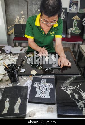 Ho-Chi-Minh-Stadt, Vietnam - 2. Februar 2024: Perlmuttarbeiter in einer Handwerksfabrik in Saigon, Vietnam Stockfoto