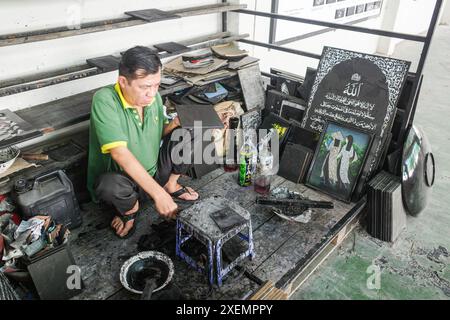 Ho-Chi-Minh-Stadt, Vietnam - 2. Februar 2024: Perlmuttarbeiter in einer Handwerksfabrik in Saigon, Vietnam Stockfoto