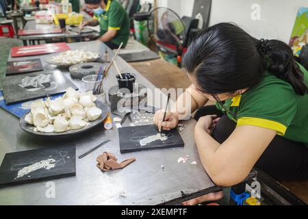 Ho-Chi-Minh-Stadt, Vietnam - 2. Februar 2024: Perlmuttarbeiter in einer Handwerksfabrik in Saigon, Vietnam Stockfoto