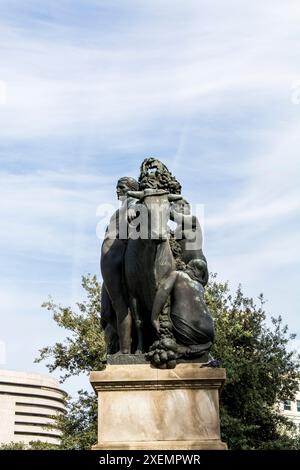 Statue von Gerona von Antoni Parera auf der Plaza Cataluna, Barcelona, Spanien. Stockfoto