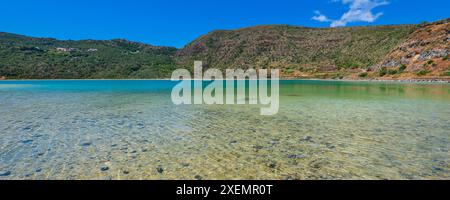 Aus nächster Nähe, Panoramablick auf das türkisgrüne Wasser von Venere's Mirror, einem Thermalsee, der sich in einem erloschenen Vulkankrater auf der Insel Pantelleria gebildet hat Stockfoto
