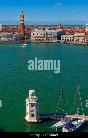 Blick auf den Leuchtturm auf der Insel San Giorgio Maggiore mit Blick über den Wasserweg von Bacino di San Marco zum Markusplatz, ... Stockfoto